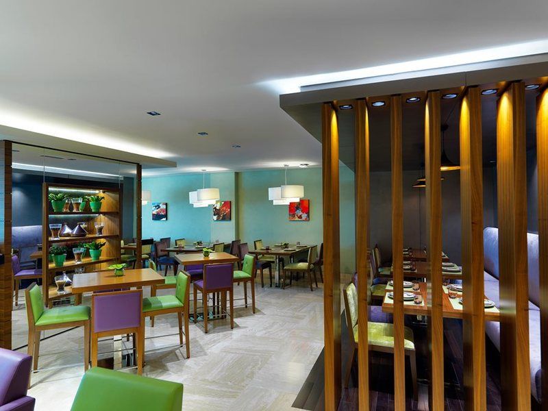 Damac Maison The Vogue Dubai Eksteriør bilde The interior of a restaurant in the hotel