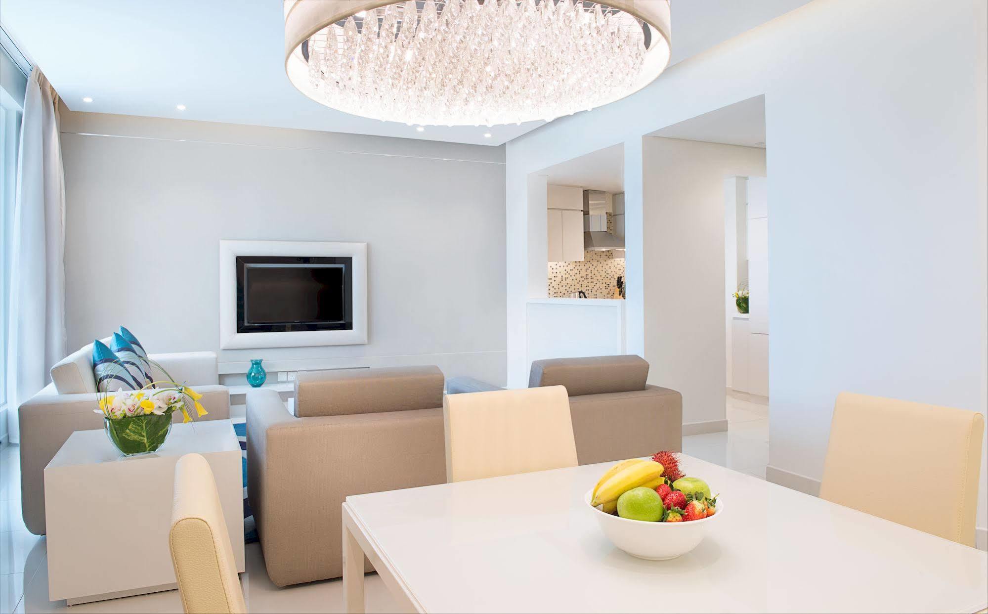 Damac Maison The Vogue Dubai Eksteriør bilde A living room with a flat screen television