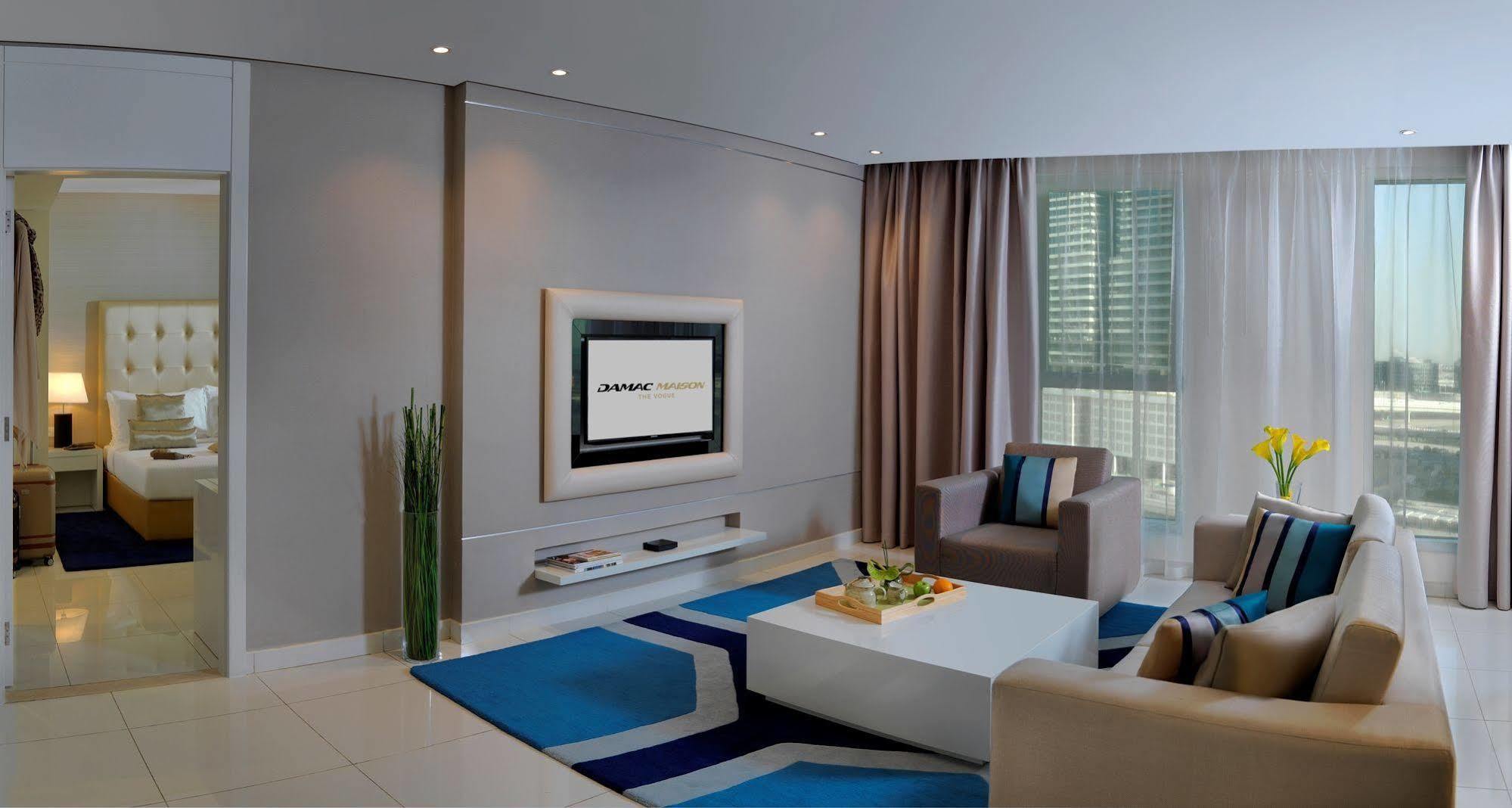 Damac Maison The Vogue Dubai Eksteriør bilde A living room with a television