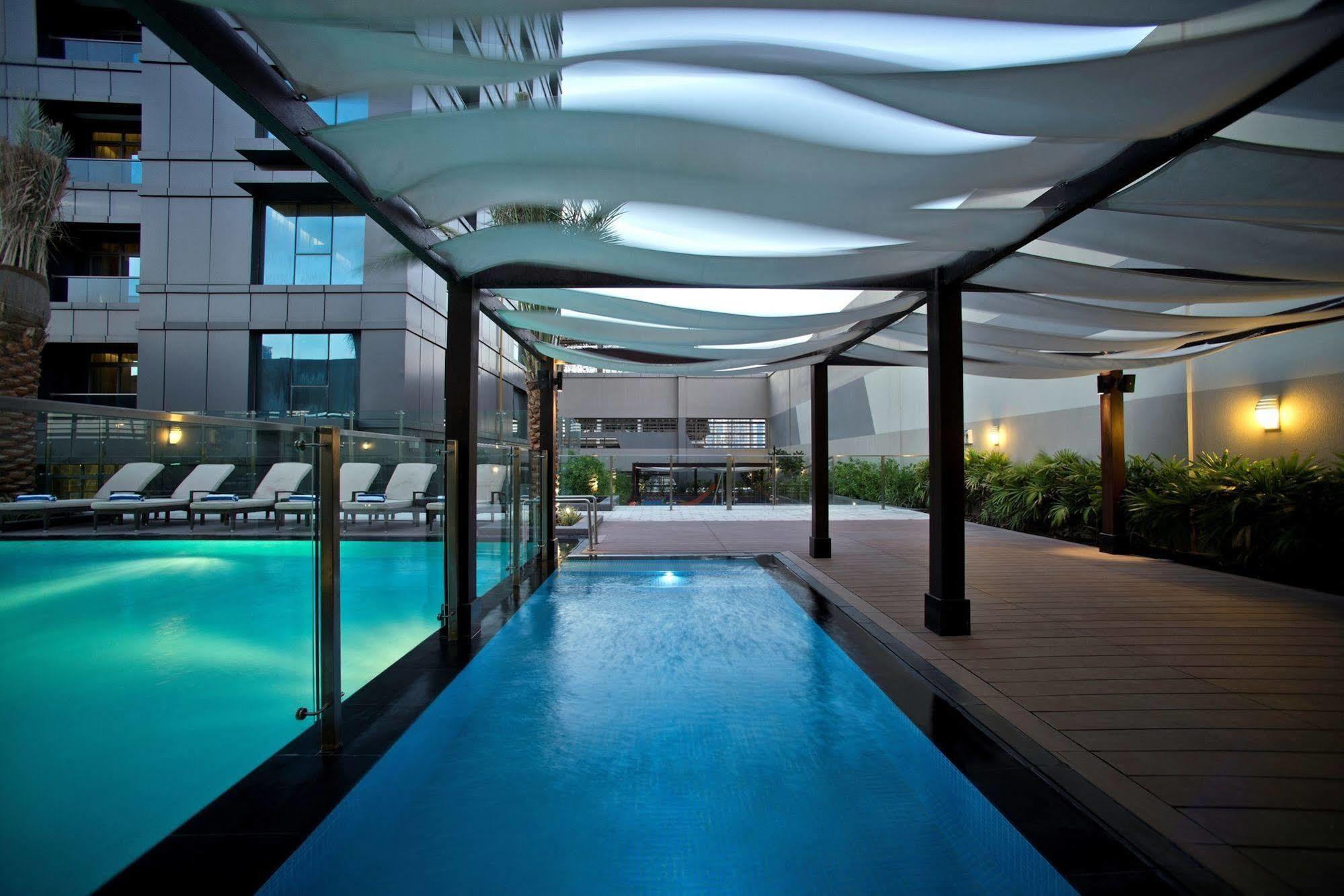 Damac Maison The Vogue Dubai Eksteriør bilde The swimming pool at the hotel
